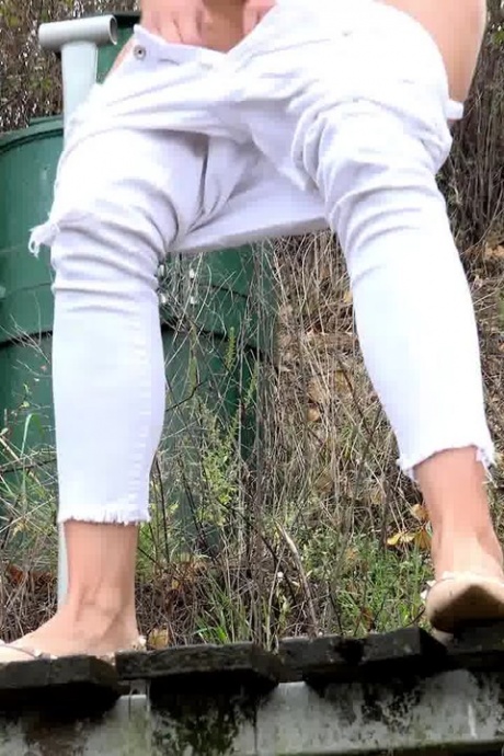 Зрелая Бьянка стягивает свои белые штаны, чтобы пописать на улице 13