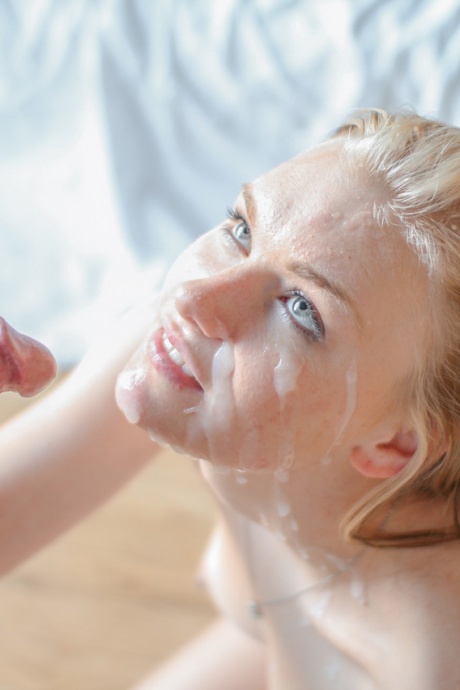 Голая молоденькая блондинка Кэссиди Райан брызгает спермой на лицо во время жесткого траха 3