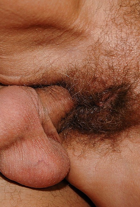 Возбужденная бабуля с крошечными сиськами трахает свою волосатую пизду молодым парнем 9