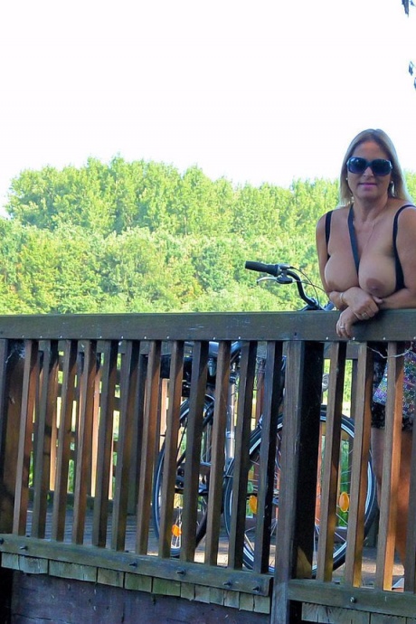 Грудастая пухленькая зрелая Крисси катается на велосипеде топлесс, покачивая своими огромными сиськами 18