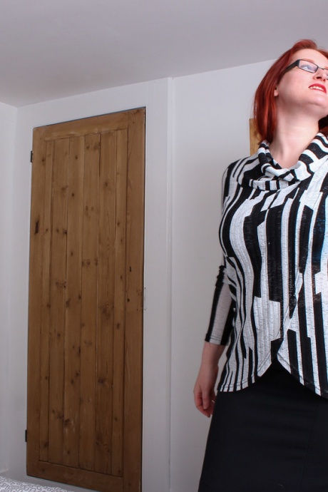 Зрелая рыжеволосая толстушка снимает очки во время жесткого секса со своим муженьком 1