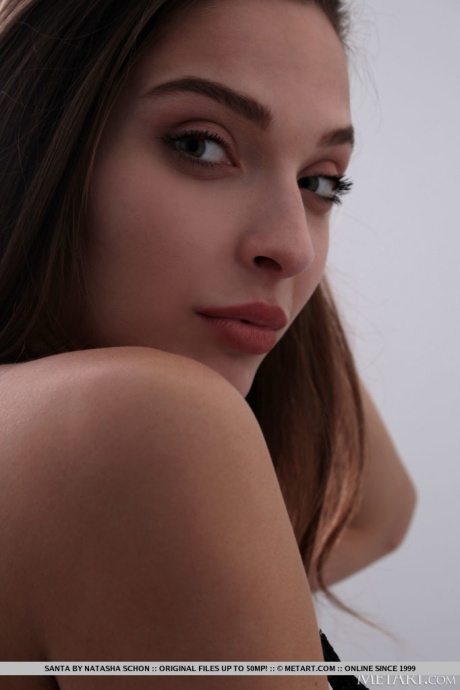Горячая молоденькая Санта раскрывает свои упругие сиськи, раздеваясь перед душем 3