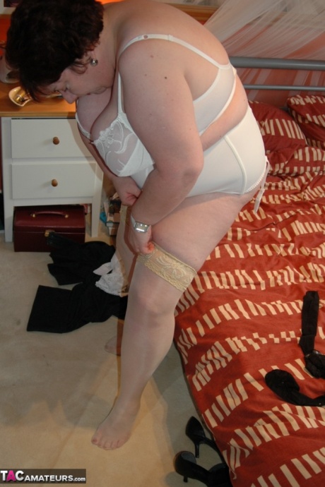 Британская толстушки Крис 44g надевает большую шляпу в нижнем белье и нейлоновых чулках 6