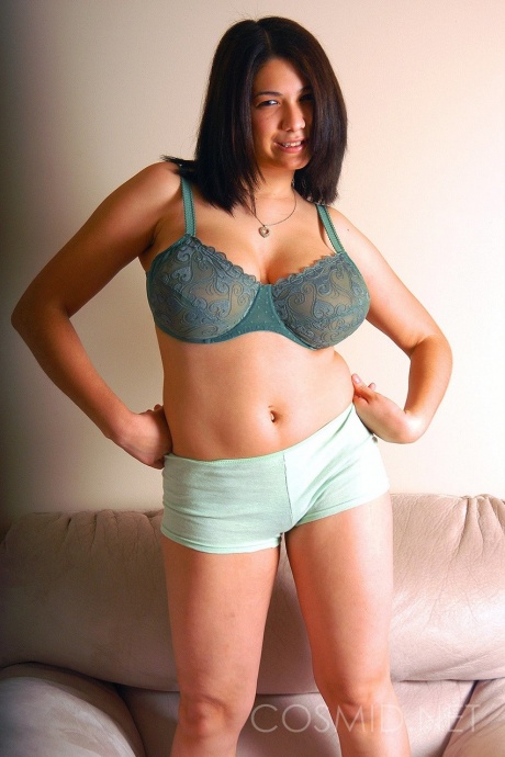 Пухленькая любительская модель позирует обнаженной в лифчике и шортах 13