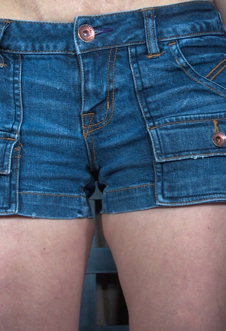 Зрелая шлюха Пейнтбой Эмма в конце концов издает леденящий кровь крик 11