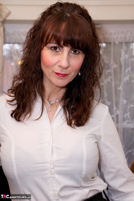 Красивая грудастая зрелая женщина раздевается в офисе, чтобы показать идеальные большие сиськи 10