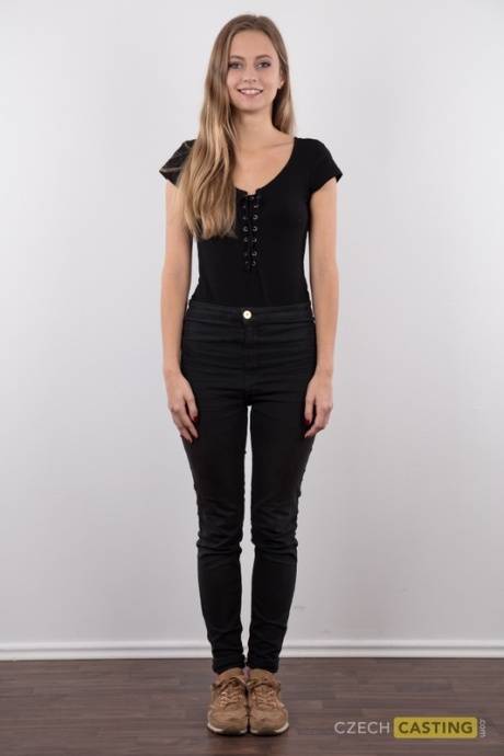 Высокая девушка Элиска стоит совершенно обнаженной, дебютируя в качестве модели обнаженной натуры 2