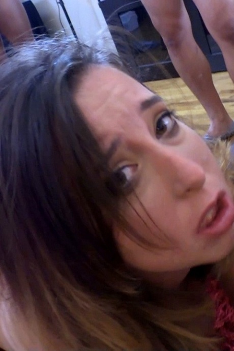 Неопытная девушка дает волю своей внутренней шлюхе во время ее первой групповухи 16