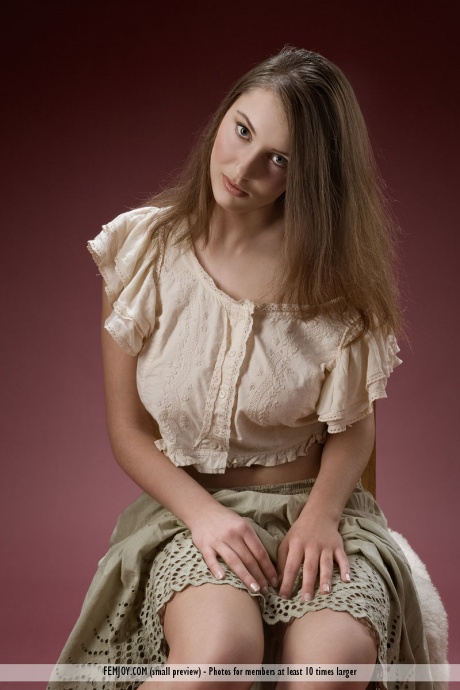 Грудастая эротическая модель Эшли мелькает обнаженной в верхней юбке, прежде чем обнажить большие сиськи 1