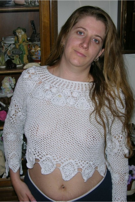 Пухленькая домохозяйка кончает на подстриженную киску после секса на своей кровати 2