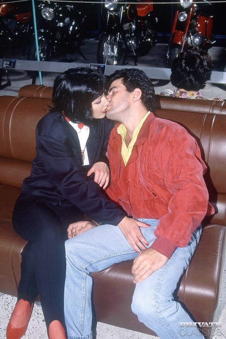 Порнозвезды эпохи семидесятых получают сперму в рот после анала во время группового секса 4