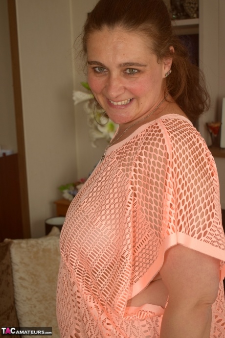 Рыжеволосая толстушки дебютирует обнаженной моделью на диване 5