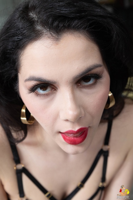 Сексуальная брюнетка Валентина Наппи устраивает шоу стриптиза перед анальным сексом от первого лица 6