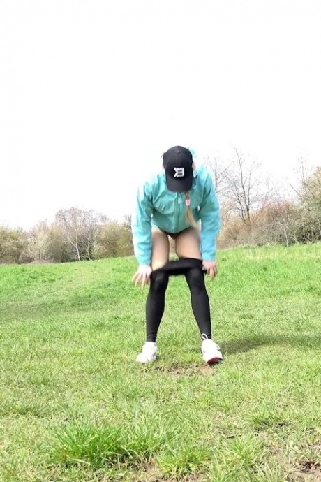 Белую девушку Бьянку застукали за тем, что она мочилась, пересекая широкое открытое поле 2