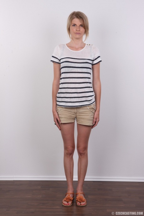 Любительская модель Анастасия стоит прямо, медленно полностью раздеваясь 2