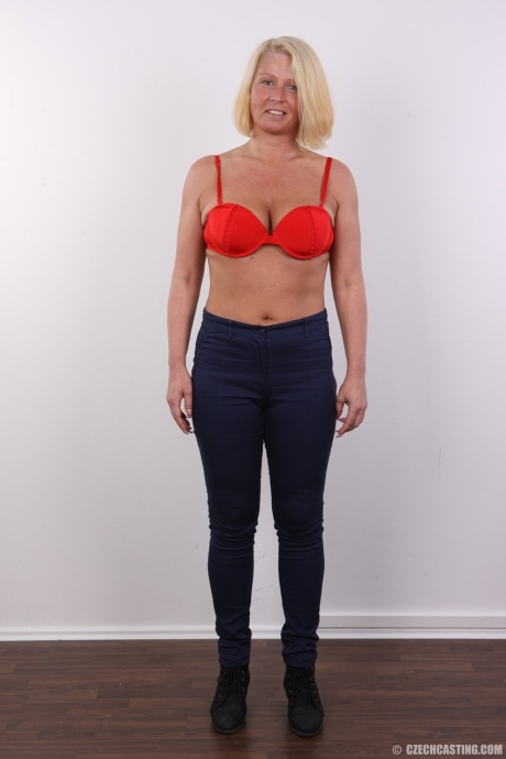 Зрелая мамочка Милена снимает с себя одежду для съемок в любительском порно кастинге 3