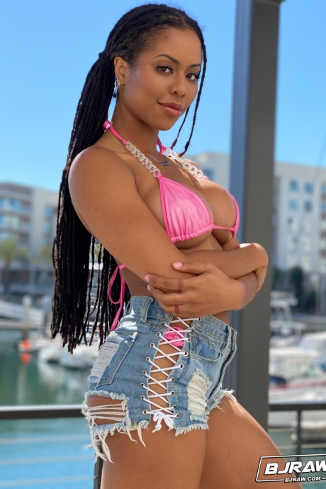 Негритянка Кира Нуар моделирует бикини перед тем, как отсосать мяч и вылизать задницу Би Джею 3