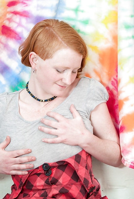 Рыжеволосая панк-цыпочка Айседора ласкает все натуральные сиськи и пальчиками волосатую пизду 2