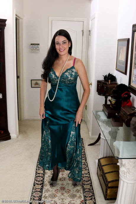 Симпатичная темноволосая Найла Паркер показывает красивые сиськи, горячую попку и волосатую киску 2