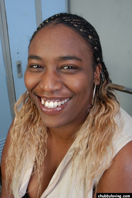 Черная жирная Лирико выпускает большие жирные сиськи на волю для сеанса ласк 1