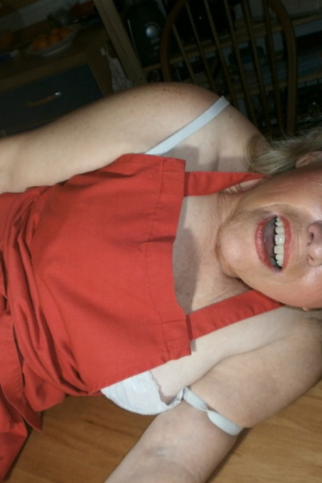 Возбужденная Ома Каро ублажает свою киску деревянной ложкой и огурцом 19