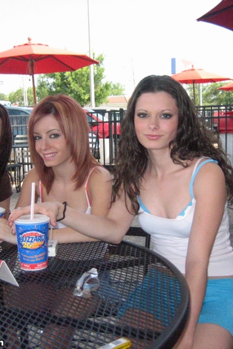 3 сестры демонстрируют свое нижнее белье под юбкой в общественных местах 7