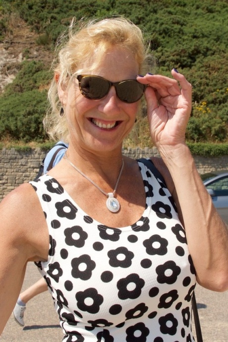 Зрелая блондинка Молли МИЛФ обнажает свои сиськи и нижнее белье на пляже 2