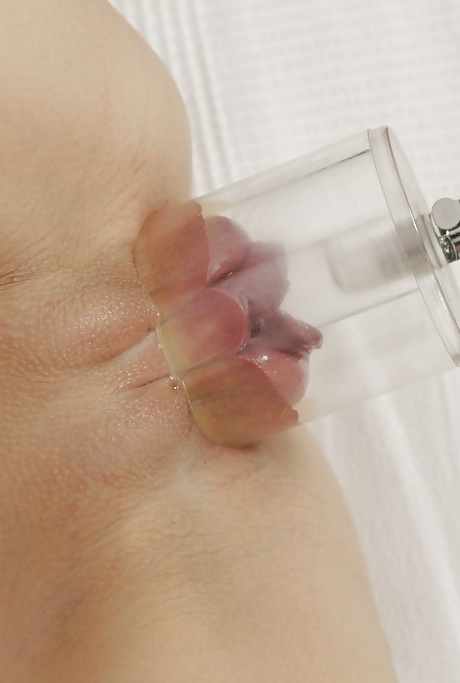 Кудрявая брюнетка модель Гитти накачивает мастурбирующую пухлую киску вакуумным насосом 9