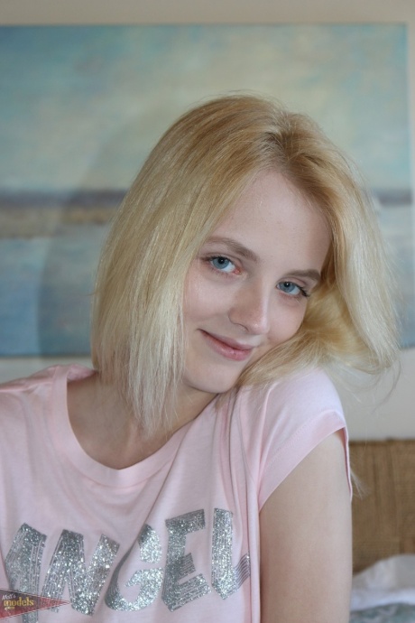 Миниатюрная блондинка Кейт Блум раздвигает свою мокрую киску после того, как разделась догола на своей кровати 2