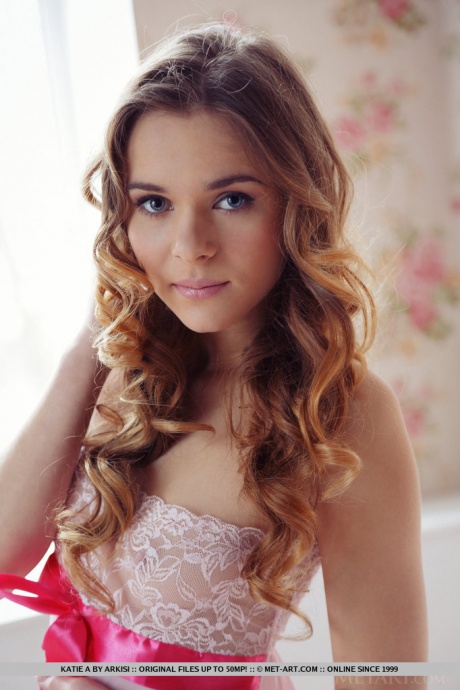 Сладкая молоденькая Кэти А с босыми ногами широко раздвигает голую лысую киску 3