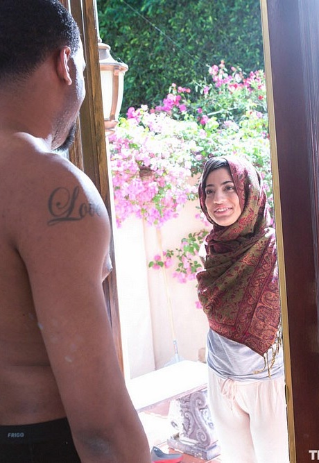 Симпатичная молоденькая Надя Алли сосет большой член во время мастурбации и межрасового траха раком 1