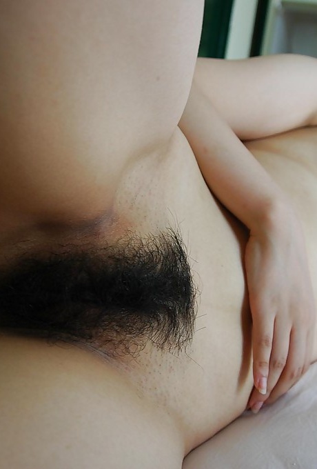 Молоденькая азиатка Джун Мацубара раздевается и раздвигает свои нижние губки 14