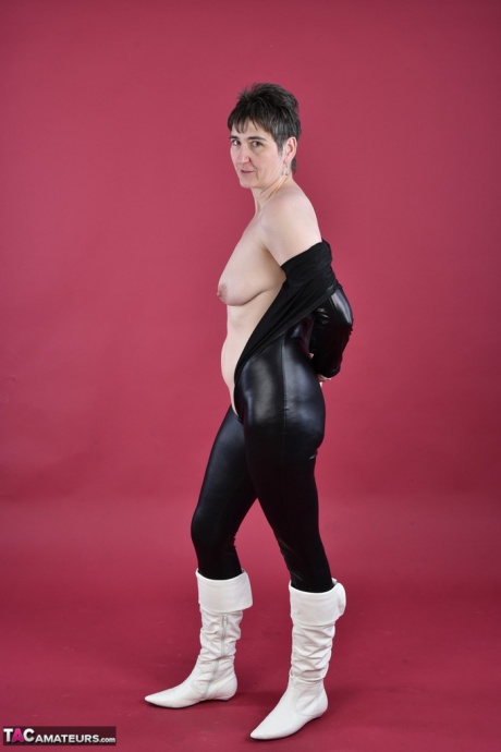 Горячая мамаша-модель соло расстегивает молнию на комбинезоне, чтобы обнажить свои сиськи и пиздатые сапоги 14