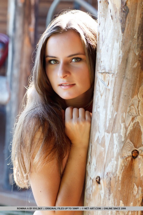 Русская молоденькая Ромина А снимает свои сапоги для сольной съемки полностью обнаженной 18