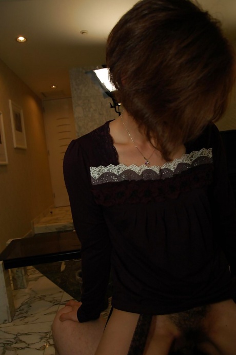 Азиатская леди в чулках Чика Охара трахается в свою волосатую пизду и получает натуральные 3