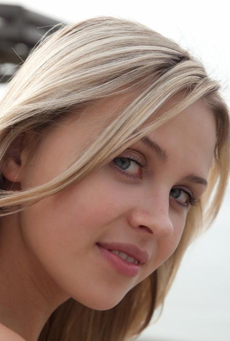 Юная больнде Лучана А смело демонстрирует голую юбку на балконе 1