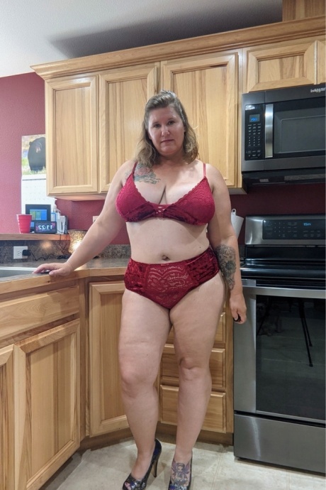 Грудастая любительница Крис Энн показывает свои большие сиськи и попку на своей кухне 1