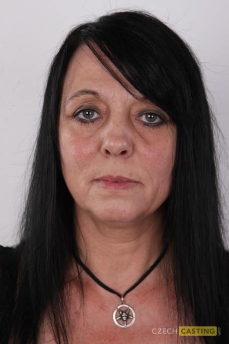 Пожилая брюнетка Ева снимает с себя одежду и ботинки, чтобы полностью раздеться 1