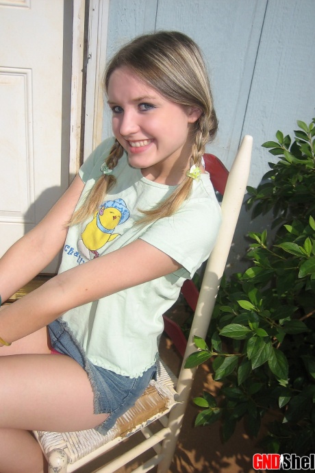 Молодая девушка курит сигарету, обнажая свои сиськи и киску 1