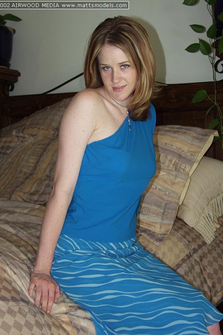 Любительская модель Эшли засовывает палец в свою влажную пизду после раздевания 1