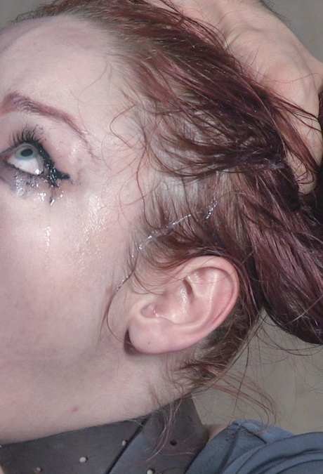 Рыжеволосую секс-рабыню Вайолет Монро заставляют глубоко заглатывать член 12