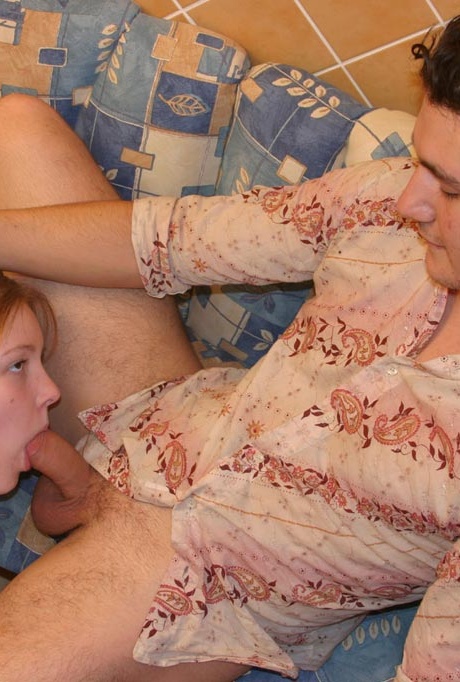 Молодо выглядящая рыжеволосая Анна занимается сексом со своим парнем в гольфах выше колена 5