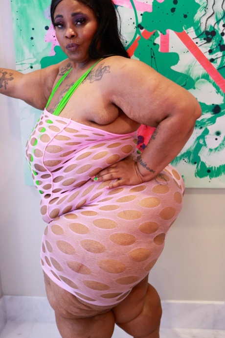 Тучная негритянка Симона Тайк работает своей огромной задницей во время акции SFW 3