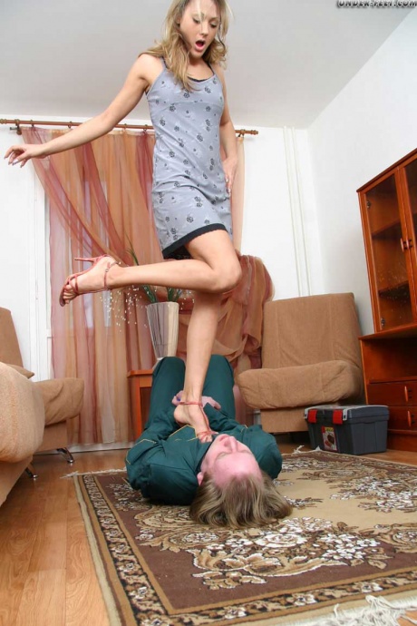 Симпатичная девушка курит, пока мужчина-сабмиссив поклоняется ее ногам 7