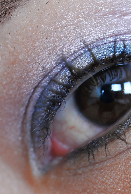 Любительская азиатка Джоана сверкает красивыми розовыми трусиками под юбкой школьницы 14