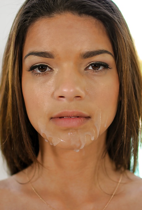 Красивая латиноамериканка Кэрри Брукс использует проколотый язычок, чтобы лизать член 10