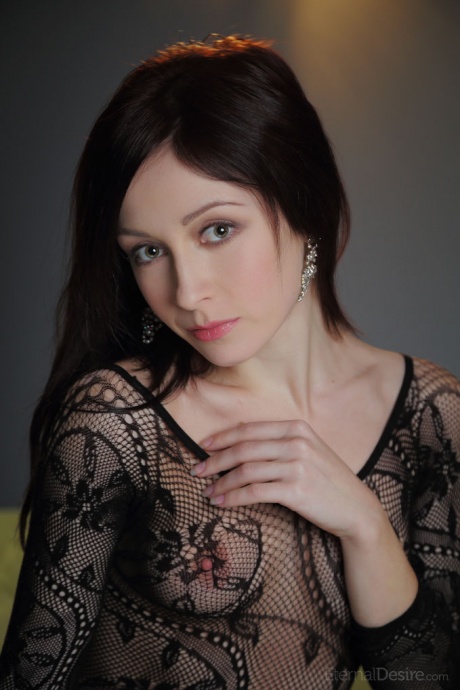 Брюнетка Найт А в прозрачном комбинезоне без выреза наклоняется, чтобы раздвинуть свою горячую попку 3