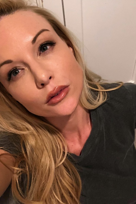 Горячая блондинка Кайден Кросс щеголяет длинными сосками, делая селфи во время мастурбации 1