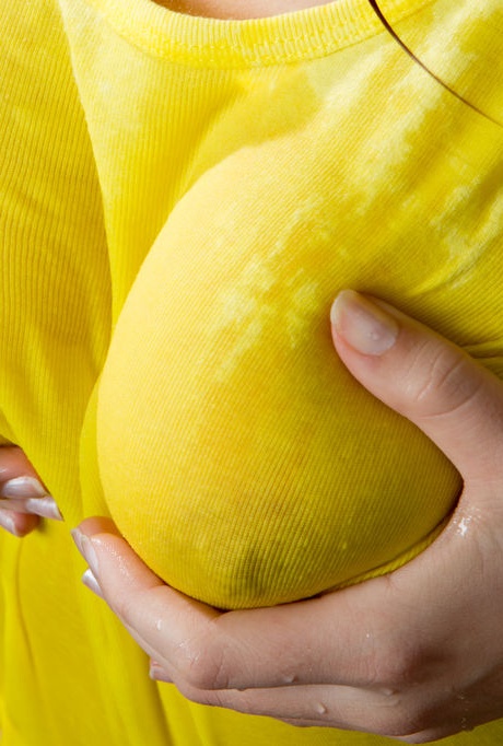 Натуральная рыжеволосая Солана освобождает свою подстриженную подростковую киску от белого нижнего белья 4