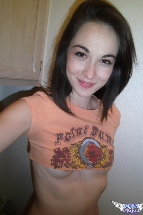 Молодая девушка-любительница делает селфи, обнажая свои маленькие сиськи и киску 4